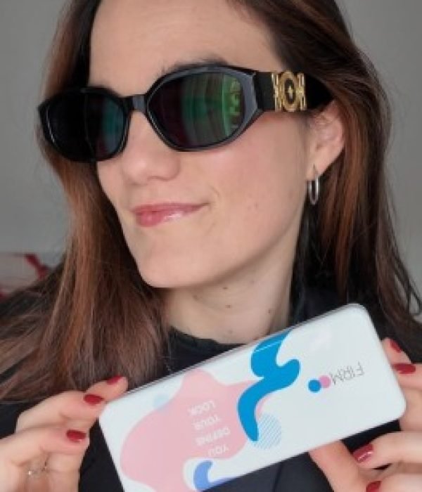 Ane Ajuria con gafas de sol Fenty y estuche - Agencia de marketing digital Brilla influencers y Comunicación