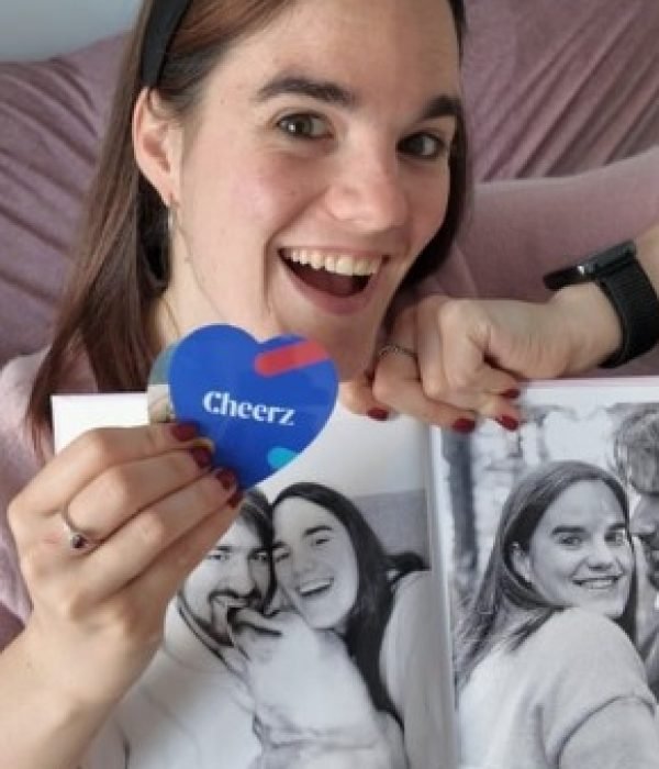 Ane Ajuria mostrando producto Cheerz - Agencia de marketing digital Brilla influencers y Comunicación