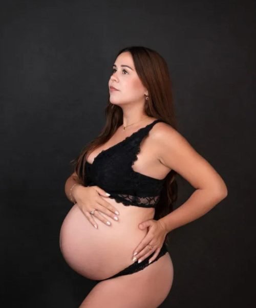 Creadora UGC Angela Castro mostrando su embarazo en una fotografía de maternidad.