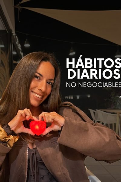 Anna Reyes mostrando un corazón iluminado con la frase "Hábitos diarios no negociables"