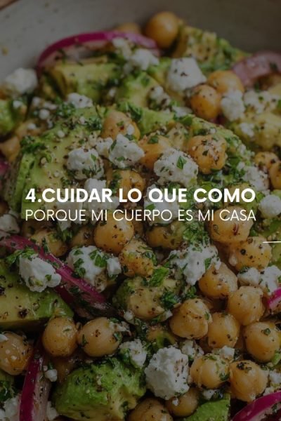 Ensalada saludable con aguacate, garbanzos y queso, con el mensaje "Cuidar lo que como porque mi cuerpo es mi casa"