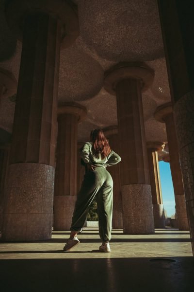 Arantxa Styles con un look deportivo de espaldas, rodeada de columnas arquitectónicas.