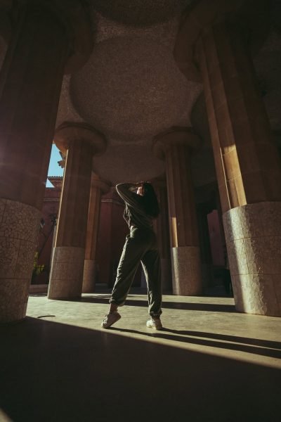 Arantxa Styles relajándose en una piscina al aire libre, rodeada de naturaleza.