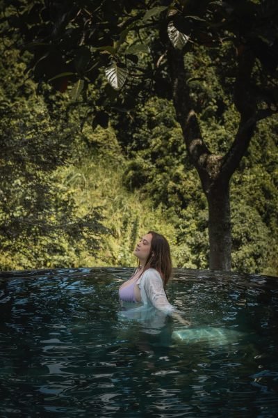 Arantxa Styles en primer plano, relajándose en la piscina, con una mirada profunda y serena.