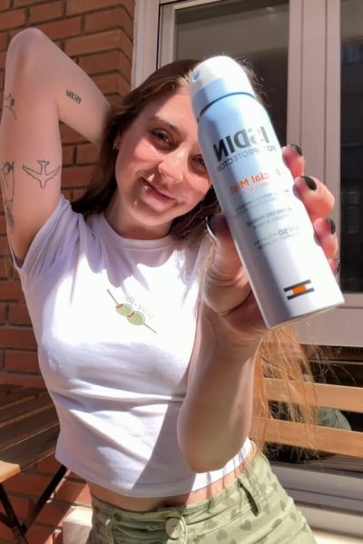 Beatriz Muñoz, creadora UGC, mostrando un protector solar facial ISDIN en un contenido de skincare y protección solar | Agencia Brilla Influencers