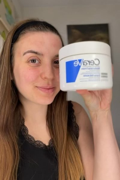 Beatriz Muñoz, creadora UGC, mostrando una crema hidratante CeraVe en contenido de skincare y cuidado facial | Agencia Brilla Influencers
