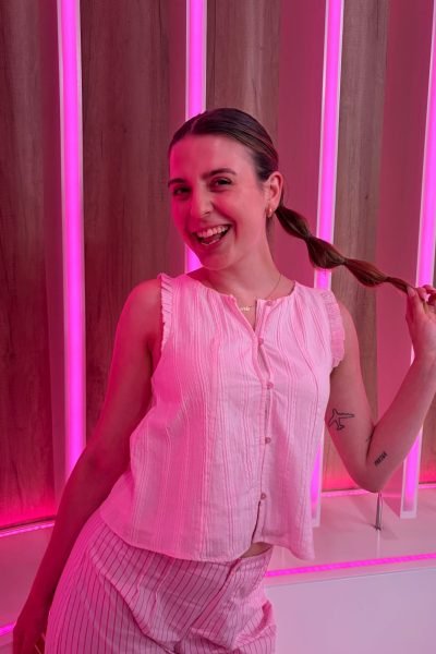 Beatriz Muñoz, creadora UGC, sonriendo en un espacio con iluminación rosa y estética creativa | Agencia Brilla Influencers