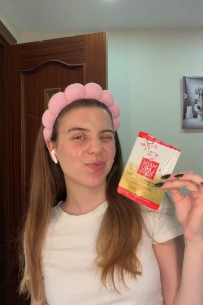 Beatriz Muñoz, creadora UGC, mostrando un producto Hada Labo Tokyo durante una rutina de cuidado facial | Agencia Brilla Influencers