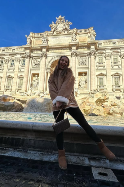 Beatriz Muñoz, creadora UGC de viajes y lifestyle, posando frente a la Fontana di Trevi en Roma | Agencia Brilla Influencers