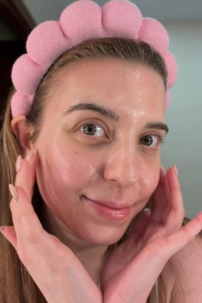 Beatriz Muñoz, creadora UGC, mostrando el resultado de una rutina de skincare con piel luminosa y diadema rosa | Agencia Brilla Influencers