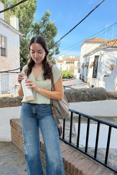 Jénifer Rodríguez UGC mostrando botella térmica reutilizable en estilo de vida saludable | Agencia Brilla