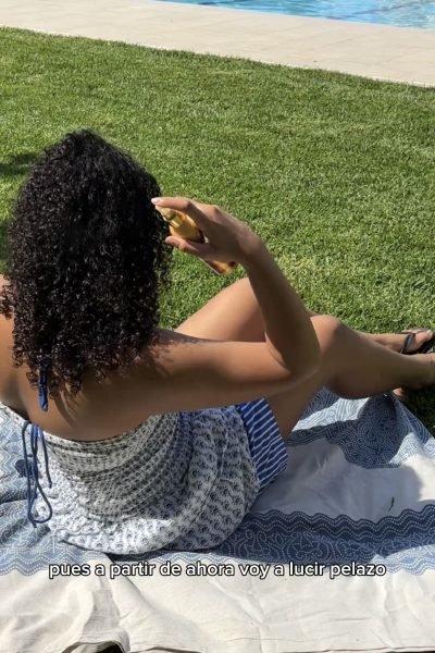 UGC creadora de contenido capilar promocionando producto para el cuidado del cabello al aire libre – Agencia Brilla.