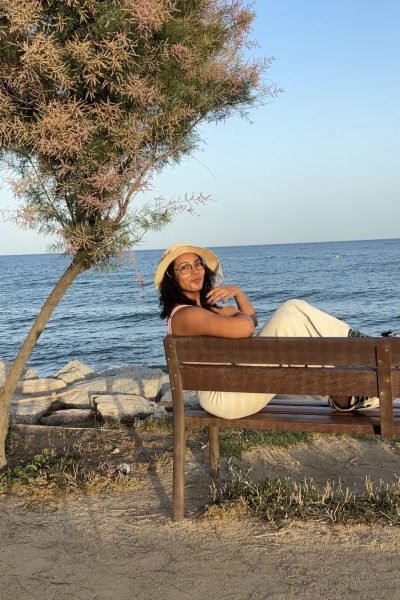 UGC creadora de contenido lifestyle y travel disfrutando de un plan al aire libre frente al mar – Agencia Brilla.