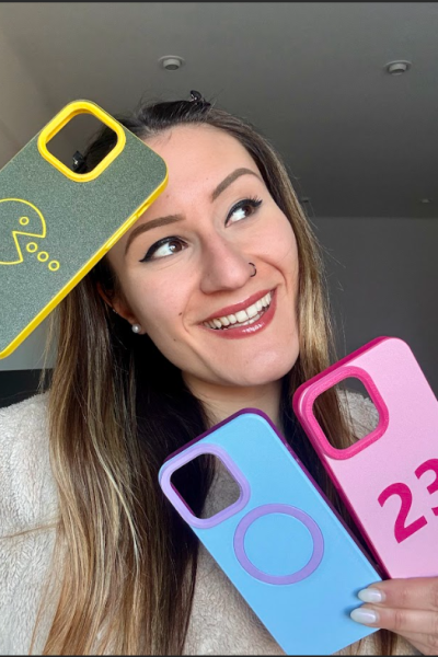 Tania Gomez mostrando varias fundas de móvil de colores