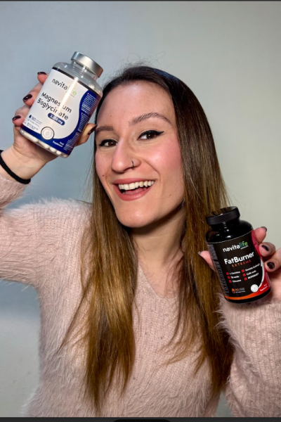Tania Gomez mostrando suplementos de nutrición en sus manos