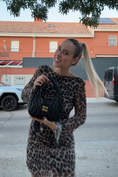 UGC Susana Sanz mostrando un look de moda y bolso en un entorno urbano para contenido de marcas – Agencia Brilla Influencers.