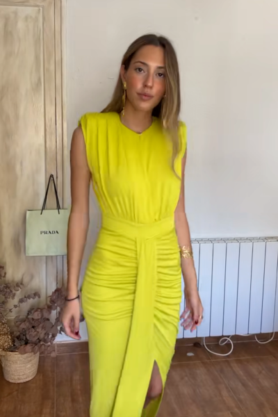 Alba de las Heras creadora UGC realizando una demostración de producto de belleza y cosmética | Agencia Brilla Influencers