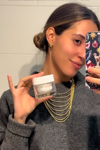 Alba de las Heras mostrando un producto de belleza en contenido UGC para redes sociales | Agencia Brilla Influencers