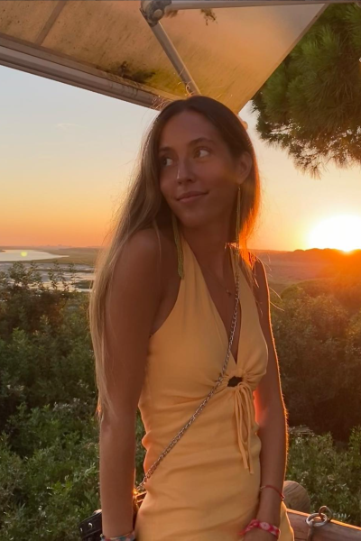 Alba de las Heras creadora de contenido UGC en una experiencia lifestyle al atardecer con estética natural | Agencia Brilla Influencers