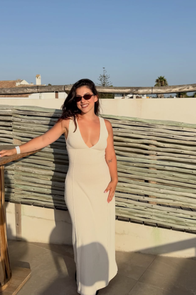 Natalia Bello Guil mostrando un look veraniego en un entorno exterior con estilo mediterráneo.