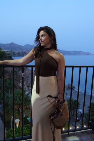 Natalia Bello Guil posando en un entorno costero con un look elegante de verano.