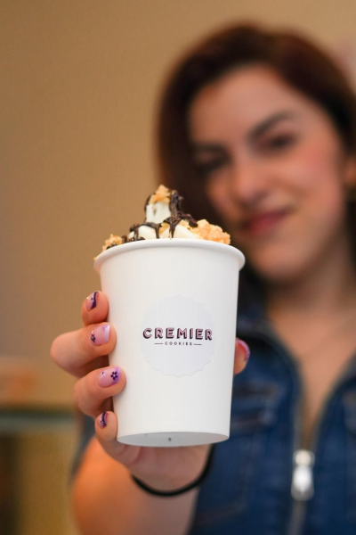 Natalia Bello Guil mostrando un postre de Cremier Cookies en un contenido UGC gastronómico cercano y atractivo.