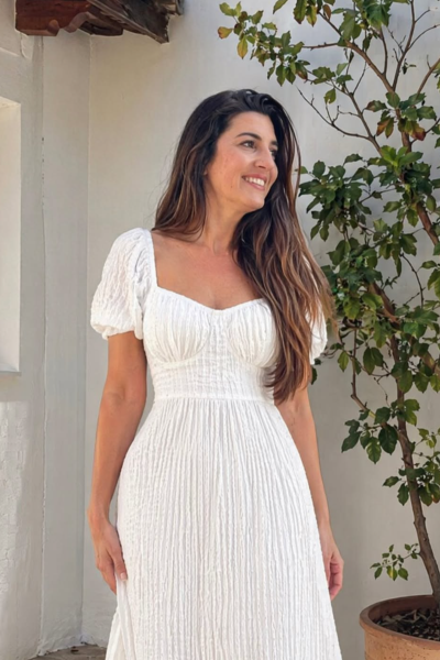 Sonia Gallart creadora UGC Murcia luciendo vestido blanco elegante en un entorno natural | Agencia Brilla Influencers