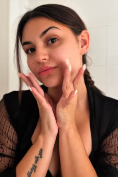 Gema Gonzalez aplicando productos de cuidado facial en una rutina UGC de skincare | Agencia Brilla Influencers