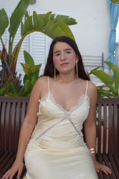 María del Valle del Moral Cobija, creadora UGC, con vestido satinado en tono crema en un entorno exterior elegante | Agencia Brilla Influencers