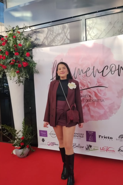 María del Valle del Moral Cobija con conjunto burdeos en un evento de moda y alfombra roja | Agencia Brilla Influencers