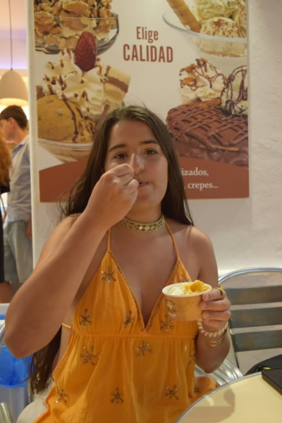 María del Valle del Moral Cobija disfrutando de un helado en una heladería en contenido UGC gastronómico | Agencia Brilla Influencers