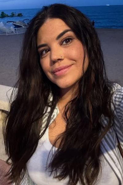 Laia Barruelo Blasco en un selfie junto al mar con un look casual de rayas | Agencia Brilla Influencers.
