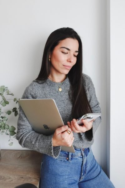 Creadora UGC Itzíar Palomar Cuadrado trabajando con tablet y smartphone en la creación de contenido lifestyle para marcas | Agencia Brilla Influencers.