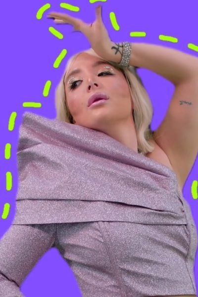 Anna Julia Amaral luciendo un conjunto rosa metalizado en un contenido creativo | Agencia Brilla Influencers