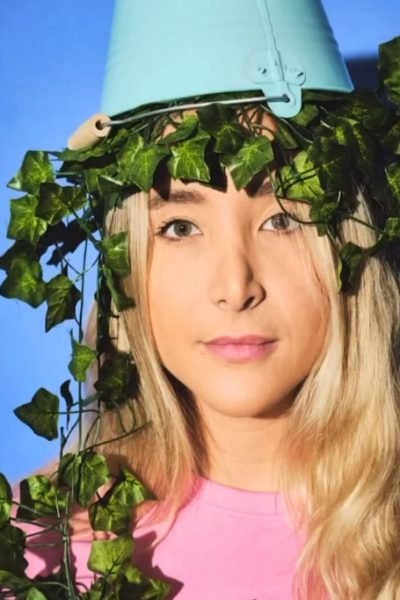 Anna Julia Amaral con cubo y decoración de hojas en un contenido creativo | Agencia Brilla Influencers