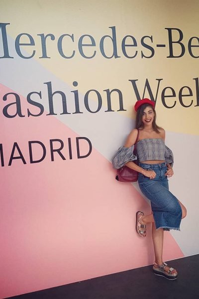 Carla Lladó en Mercedes-Benz Fashion Week Madrid creando contenido UGC para marcas de Servicios y Tecnología – Agencia Brilla.