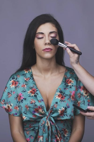 Carla Lladó durante una sesión de maquillaje profesional para la creación de contenido UGC de Servicios y Tecnología – Agencia Brilla.