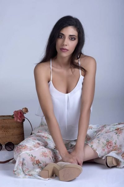 Carla Lladó, creadora UGC especializada en Servicios y Tecnología, durante una sesión fotográfica con estilismo elegante – Agencia Brilla.