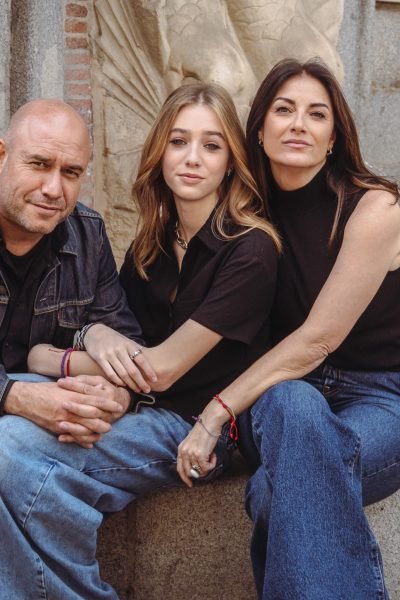 Carolina Marzá junto a su pareja y su hija durante una sesión fotográfica familiar en un entorno urbano.