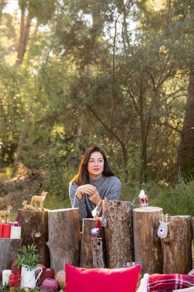 Carolina Marzá en un entorno natural decorado con elementos rústicos y otoñales.