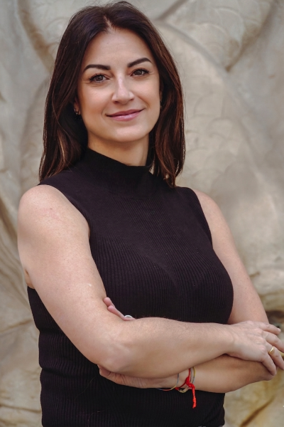 Retrato profesional de Carolina Marzá posando con los brazos cruzados durante una sesión fotográfica lifestyle.