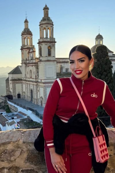 Carolina Vera en conjunto deportivo rojo con detalles - UGC
