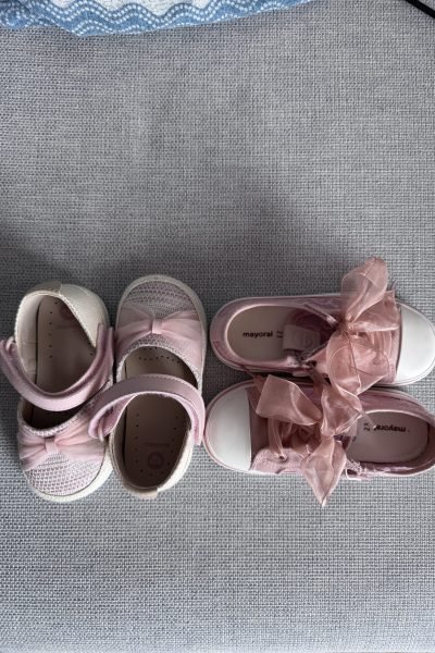 Zapatitos rosas para niña Mayoral con un enfoque detallado en la calidad y diseño.