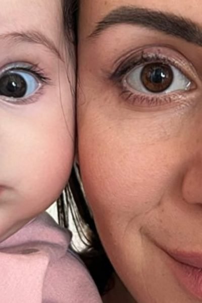 Primer plano de Cinzia Ledonne y su hija, mostrando los ojos grandes de ambas. Title: Ojos brillantes de madre e hija | Cinzia Ledonne y su hija