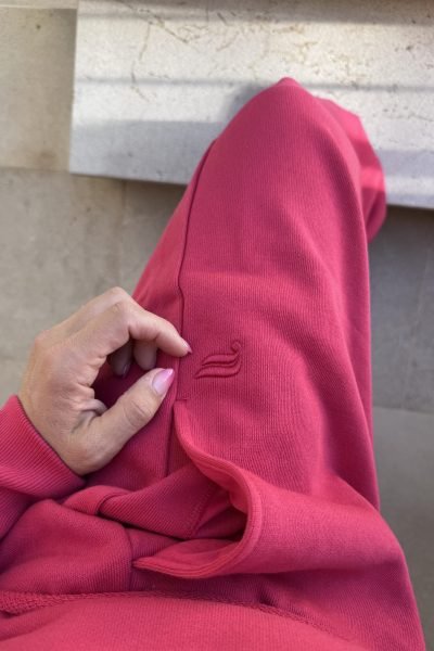 Primer plano de los pantalones deportivos rosas de Cinzia Ledonne con su logotipo visible.