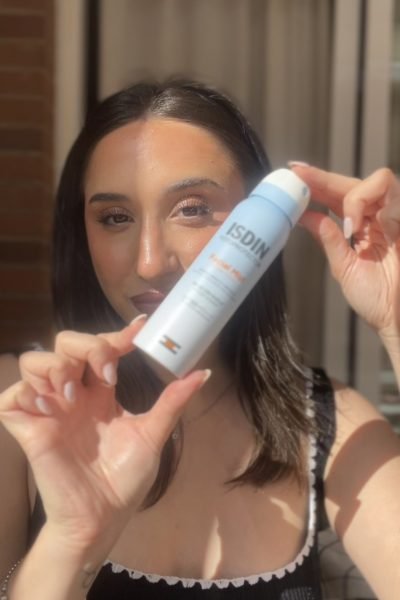 UGC de Cristina Agudo Plaza mostrando un producto cosmético azul, con rostro sonriente y fondo desenfocado.