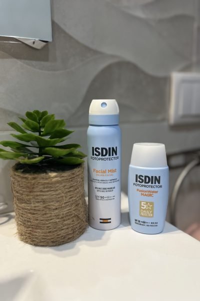 Cristina Agudo Plaza mostrando productos ISDIN Fotoprotector, destacando su uso diario y protección solar efectiva.