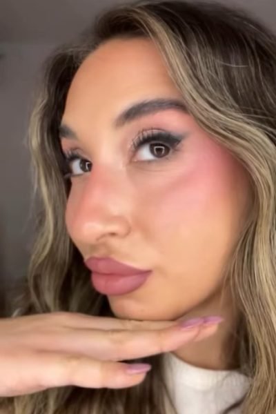 UGC de Cristina Agudo Plaza mostrando su rostro maquillado con blush visible y mirada al frente.