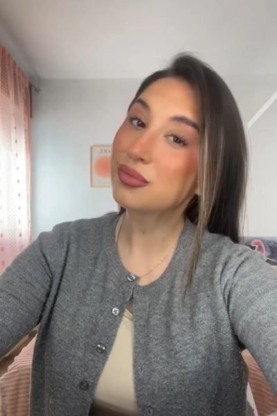UGC de Cristina Agudo Plaza haciendo un selfie en habitación iluminada con luz natural, mirando a cámara y sonriendo.