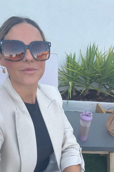 Cristina Cortes UGC con gafas de sol y bebida en mesa Agencia de marketing digital Brilla influencers y comunicación